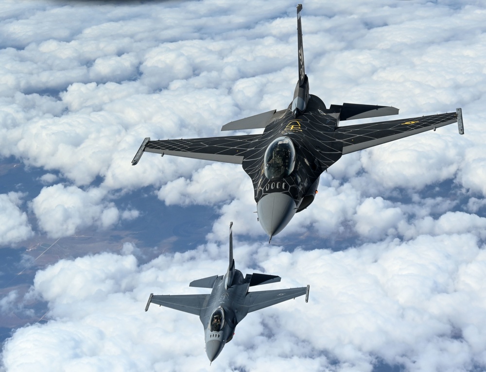 F-16 Viper and F-22 Raptor demo teams refuel with Okies