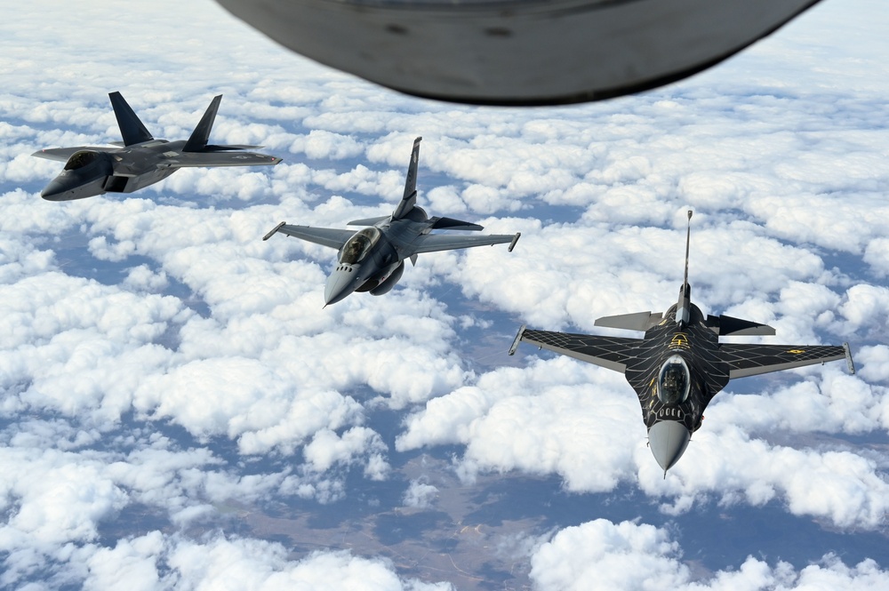 F-16 Viper and F-22 Raptor demo teams refuel with Okies