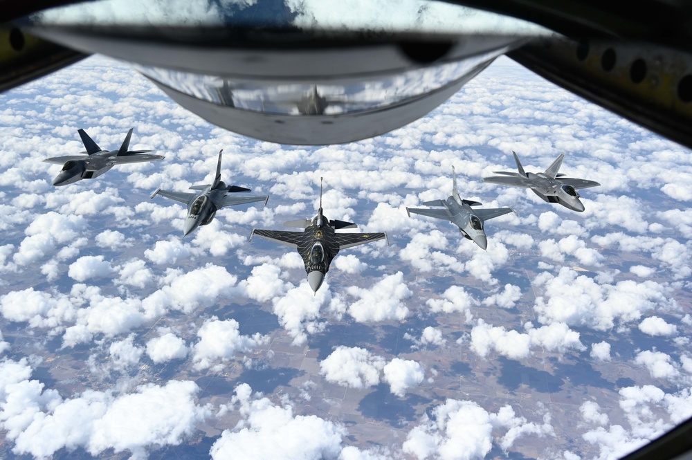 F-16 Viper and F-22 Raptor demo teams refuel with Okies