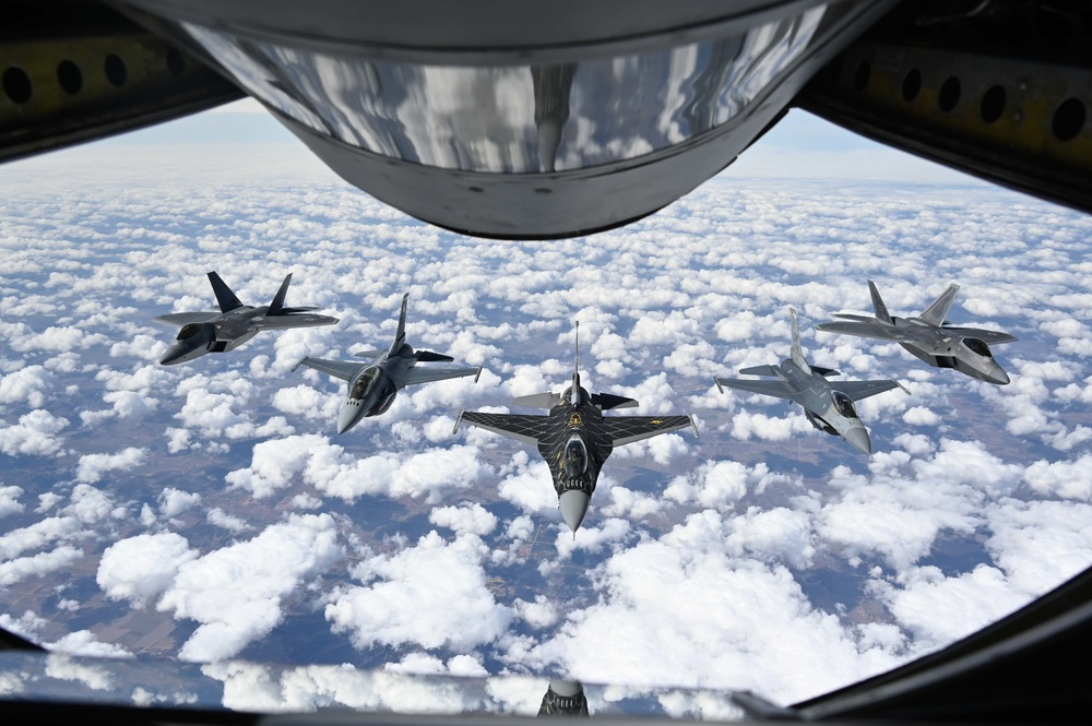 F-16 Viper and F-22 Raptor demo teams refuel with Okies