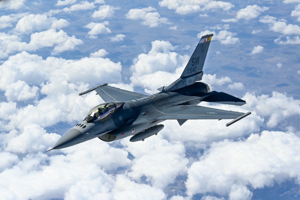 F-16 Viper and F-22 Raptor demo teams refuel with Okies