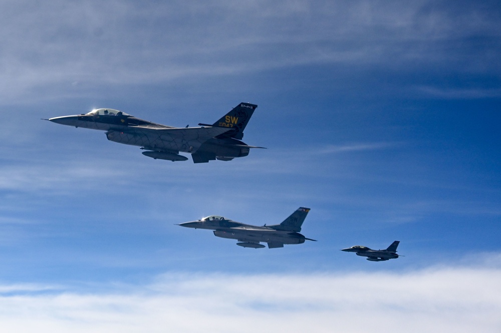 F-16 Viper and F-22 Raptor demo teams refuel with Okies