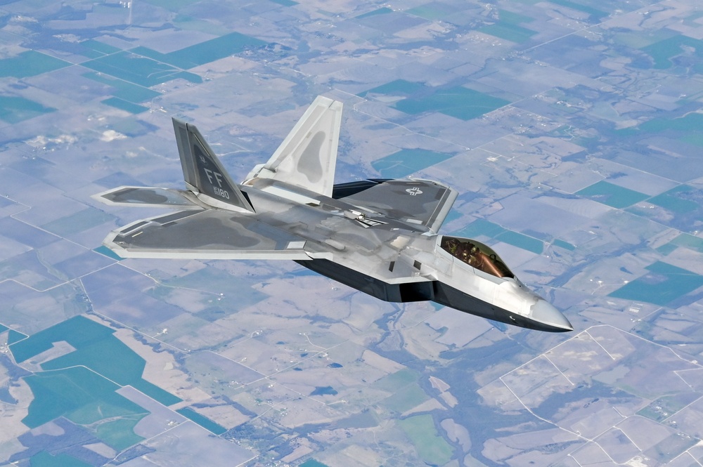 F-16 Viper and F-22 Raptor demo teams refuel with Okies