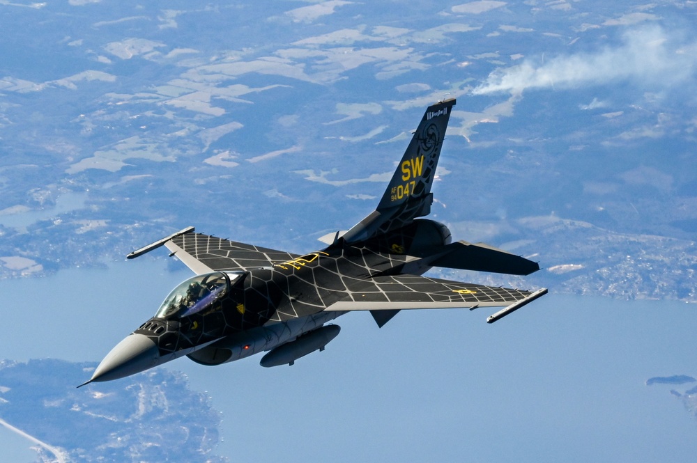 F-16 Viper and F-22 Raptor demo teams refuel with Okies
