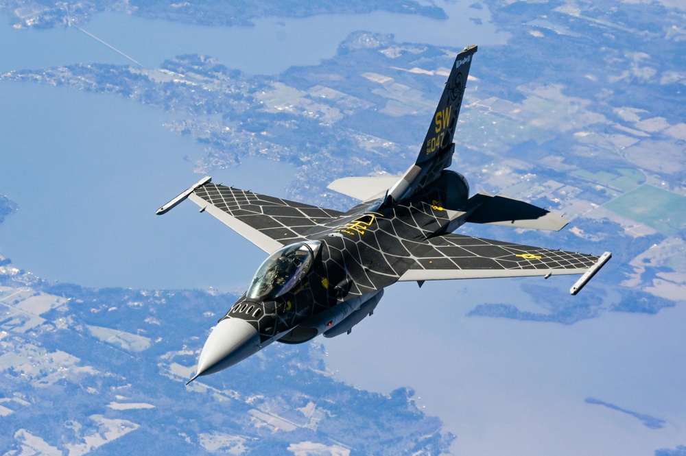 F-16 Viper and F-22 Raptor demo teams refuel with Okies