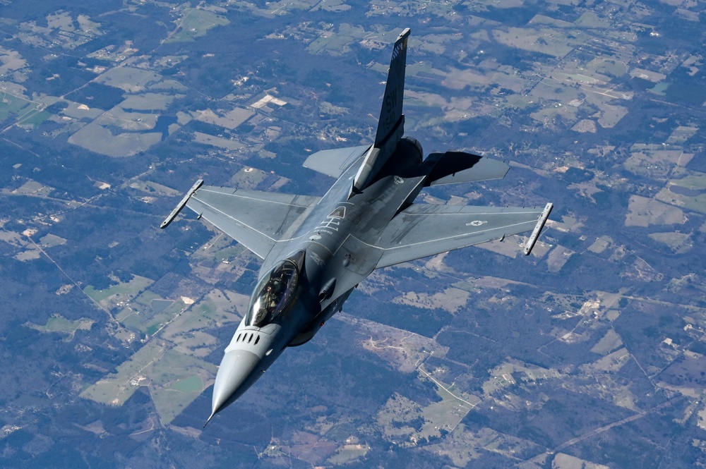 F-16 Viper and F-22 Raptor demo teams refuel with Okies