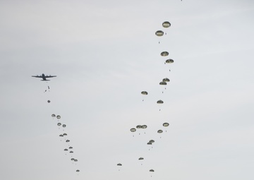 JGSDF conducts airborne training at Fuji Training Area