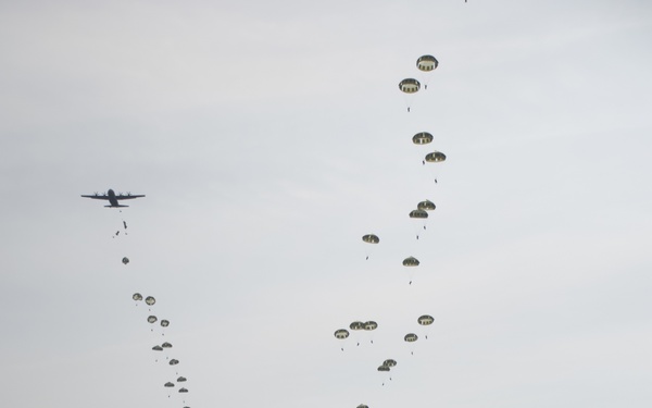JGSDF conducts airborne training at Fuji Training Area