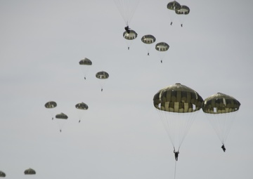 JGSDF conducts airborne training at Fuji Training Area