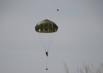 JGSDF conducts airborne training at Fuji Training Area