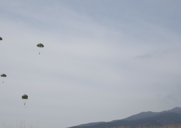 JGSDF conducts airborne training at Fuji Training Area
