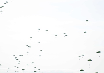JGSDF conducts airborne training at Fuji Training Area