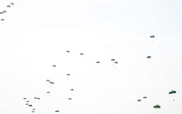 JGSDF conducts airborne training at Fuji Training Area