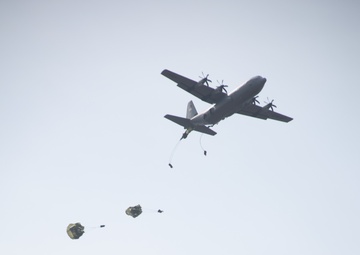 JGSDF conducts airborne training at Fuji Training Area