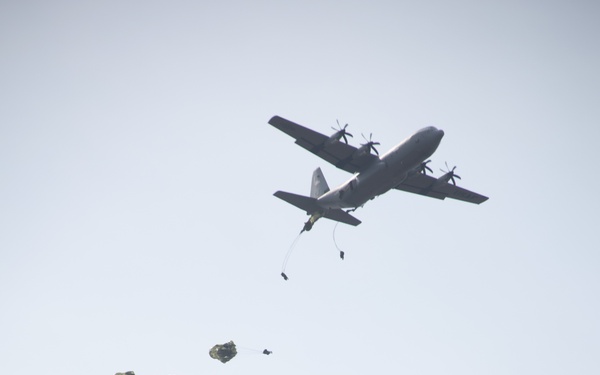 JGSDF conducts airborne training at Fuji Training Area