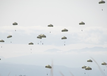 JGSDF conducts airborne training at Fuji Training Area