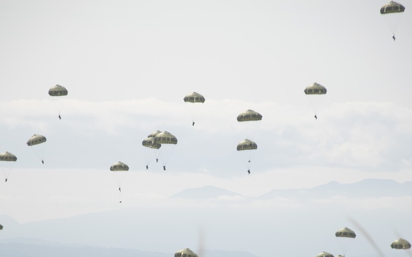 JGSDF conducts airborne training at Fuji Training Area