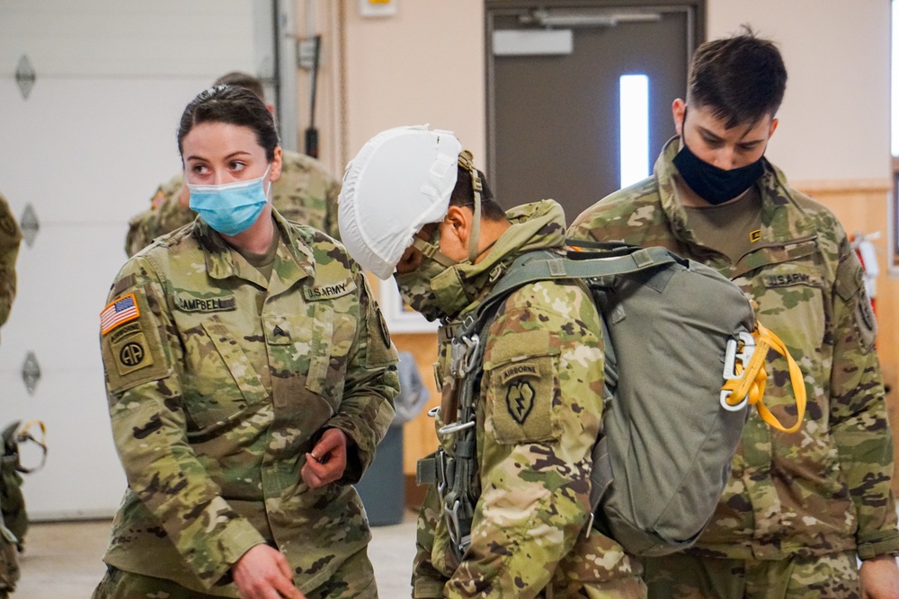 Spartan Paratroopers Conduct Basic Airborne Refresher