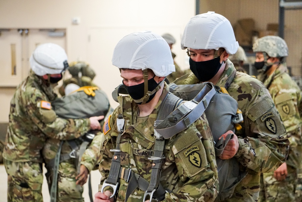 Spartan Paratroopers Conduct Basic Airborne Refresher
