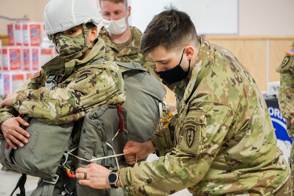 Spartan Paratroopers Conduct Basic Airborne Refresher