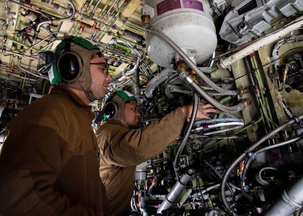 VP-46 Sailors perform hydraulic maintenance