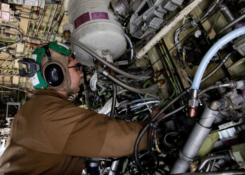 VP-46 Sailors perform hydraulic maintenance