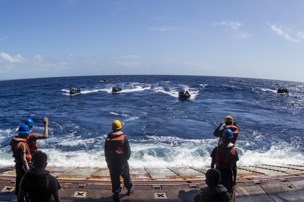 Kilo Company conducts well deck operation off coast of Peleliu