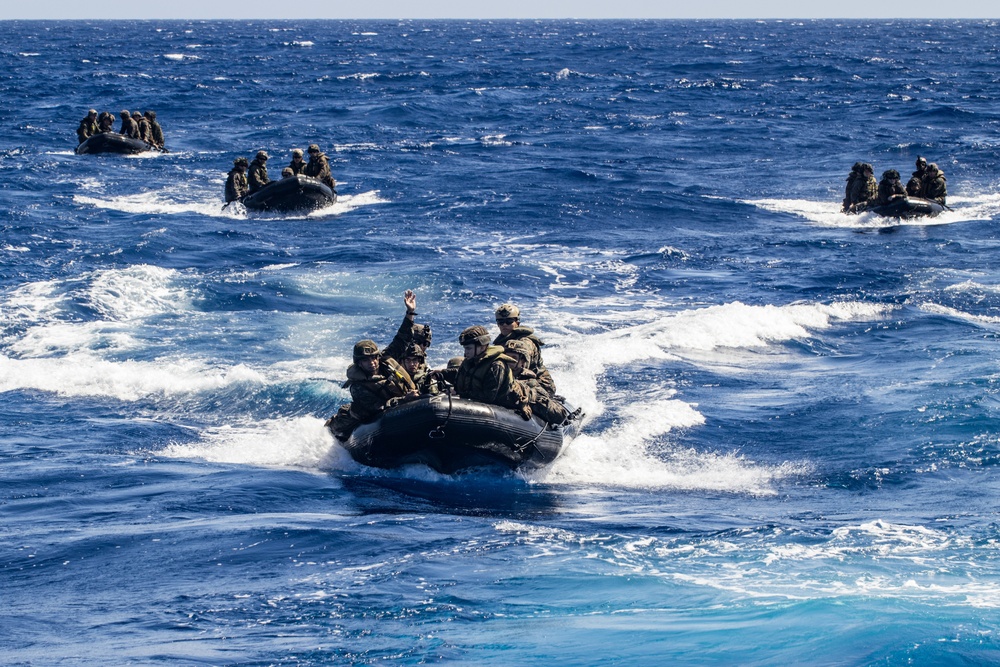 Kilo Company conducts well deck operation off coast of Peleliu