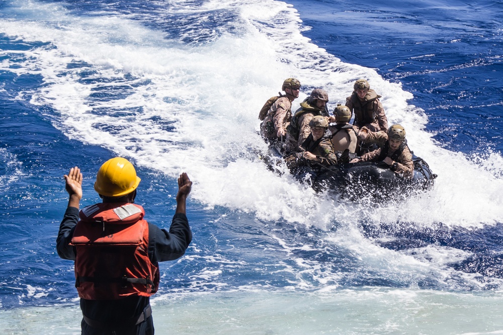 Kilo Company conducts well deck operation off coast of Peleliu