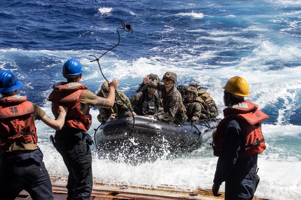 Kilo Company conducts well deck operation off coast of Peleliu