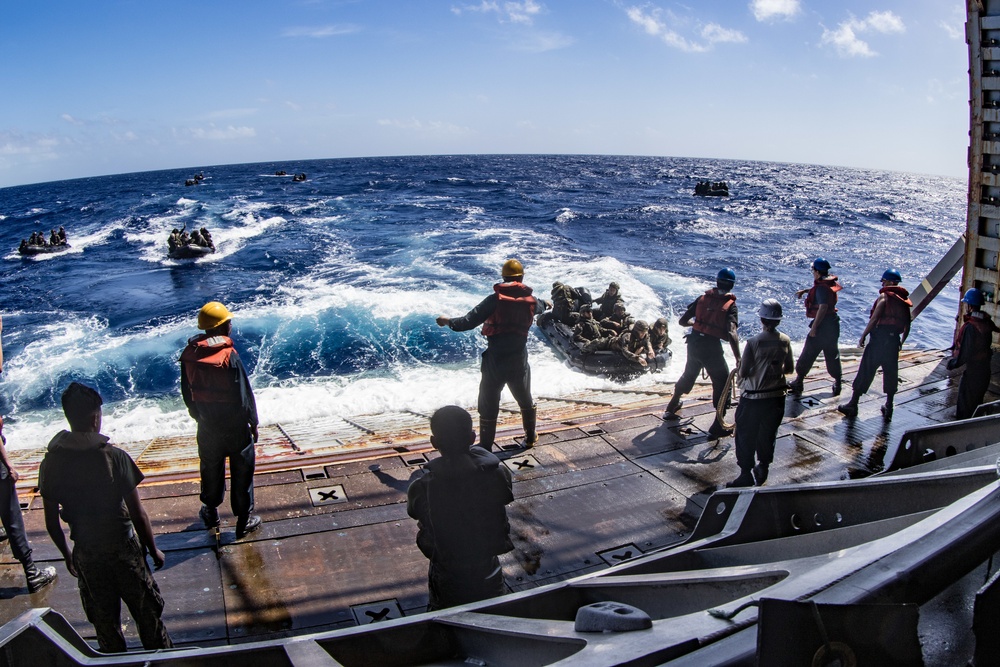 Kilo Company conducts well deck operation off coast of Peleliu