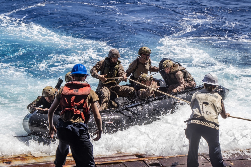 Kilo Company conducts well deck operation off coast of Peleliu