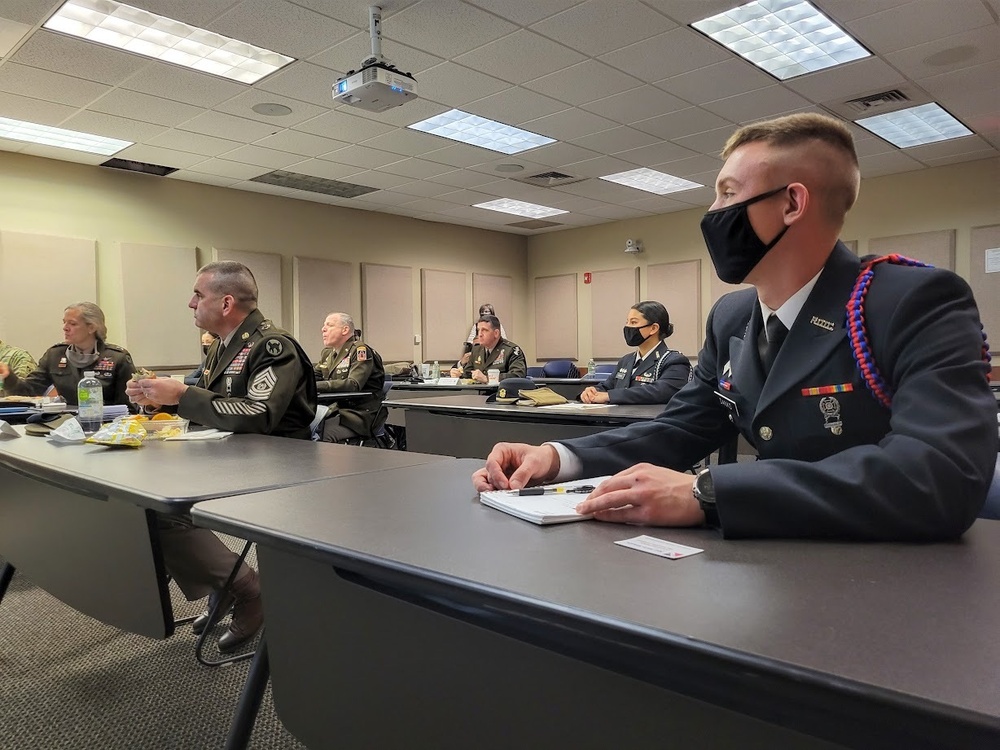 Army Reserve general officers share best practices with UNG cadets