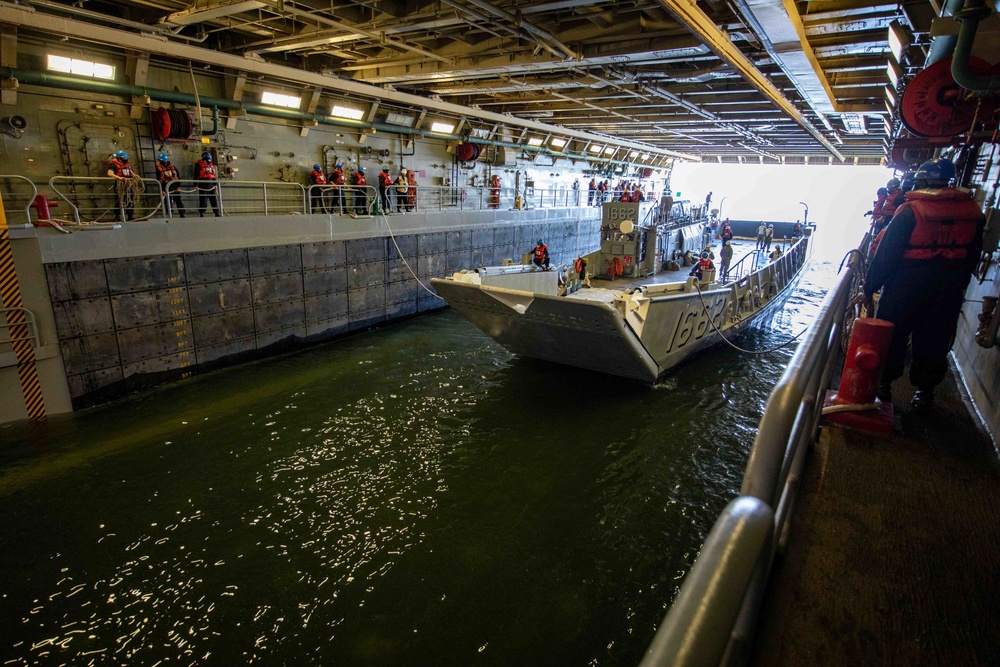 Arlington conducts well deck operations