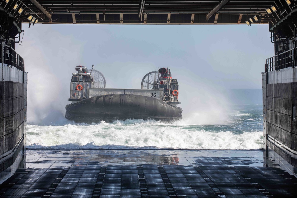Arlington conducts LCAC operations