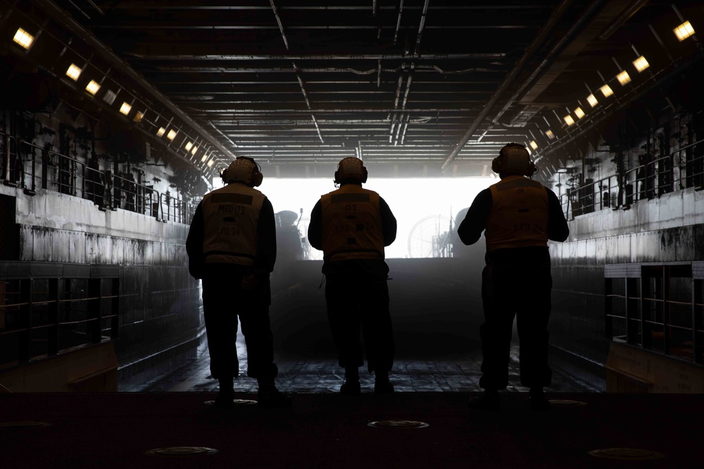 Arlington conducts LCAC operations