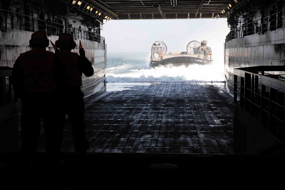 Arlington conducts LCAC operations