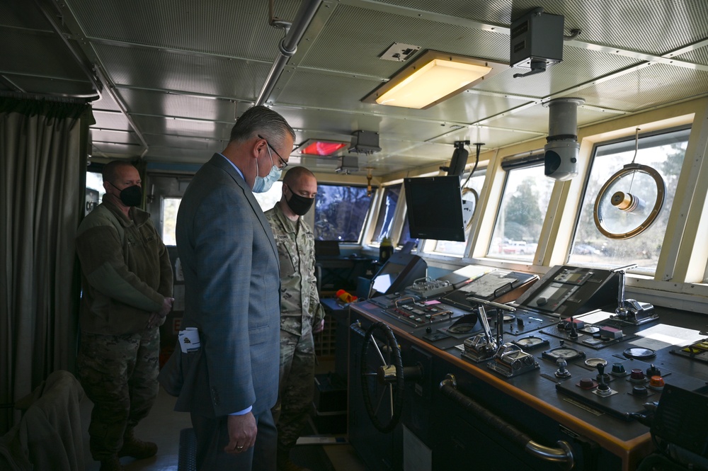 IMCOM official visits JBLE