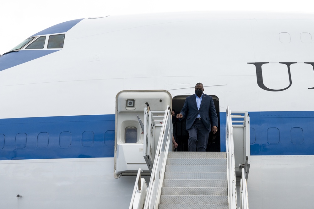 Secretary Austin Arrives in Hawaii