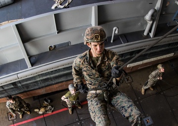 Kilo Company, 31st MEU rappels aboard USS Ashland