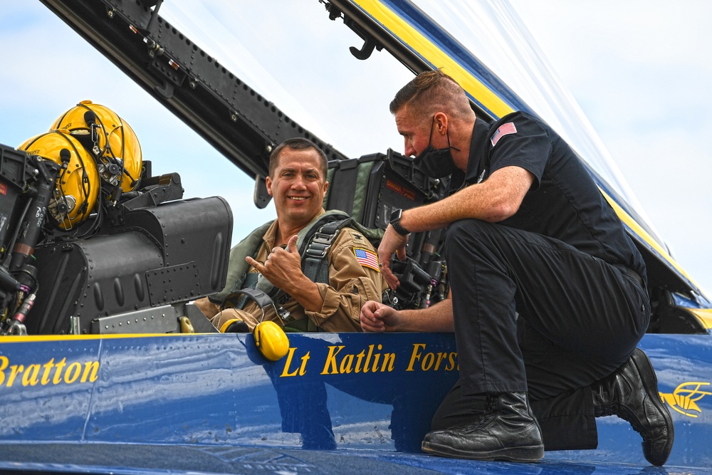 NAF El Centro Skipper rides with Blue Angels