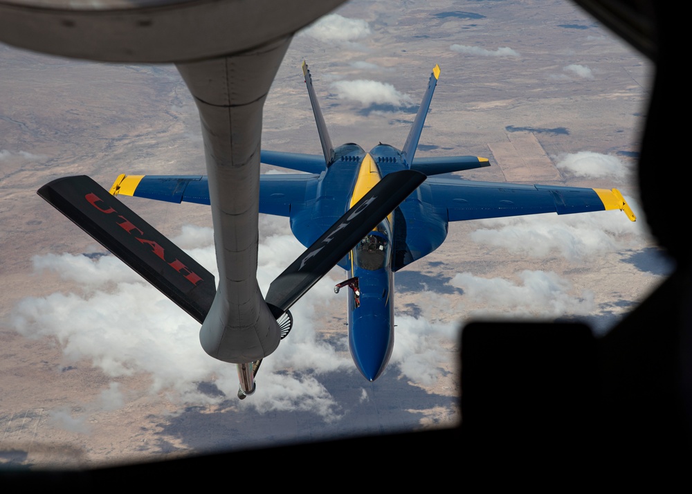 UTANG's 151st ARW refuels U.S. Navy Blue Angels