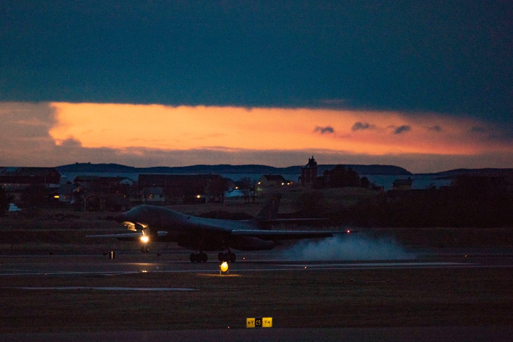 9th EBS conducts first European B-1 hot-pit