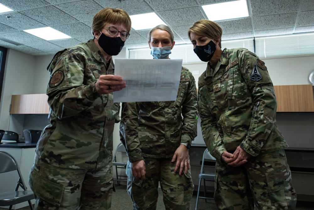 Team Scott showcases medical team to Air Force Surgeon General
