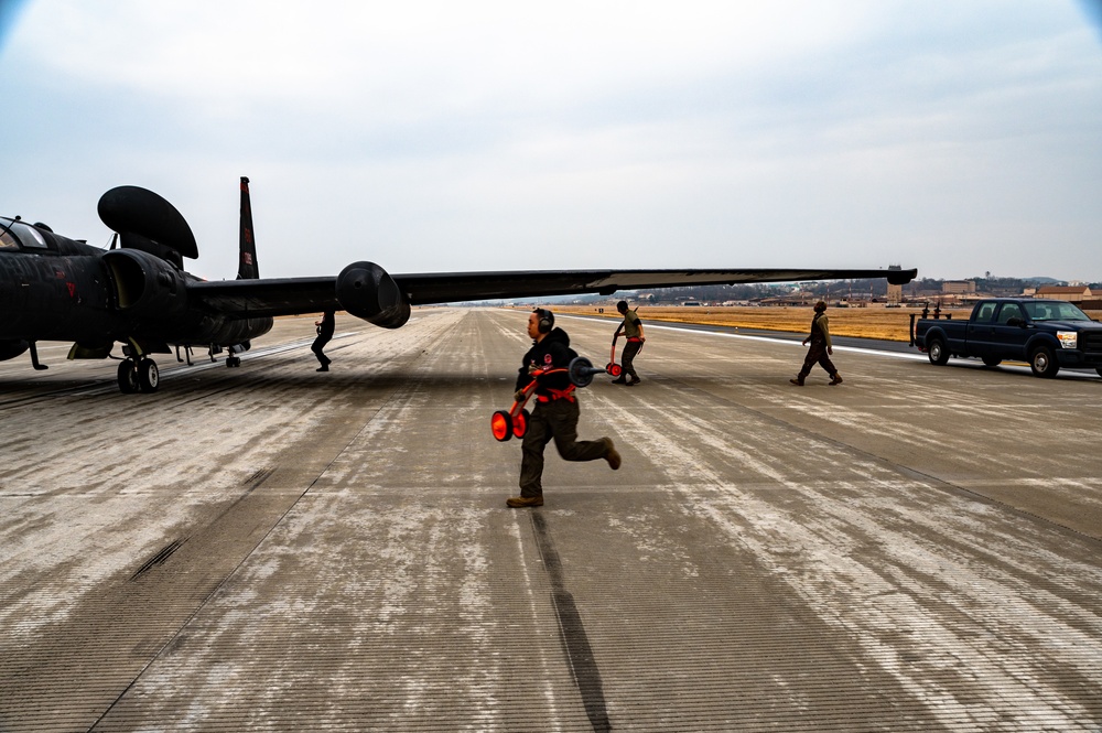 Maintainers help get U-2 back on ground