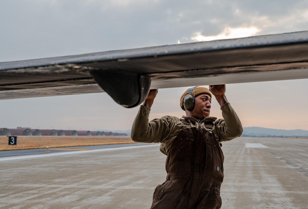 Maintainers help get U-2 back on ground