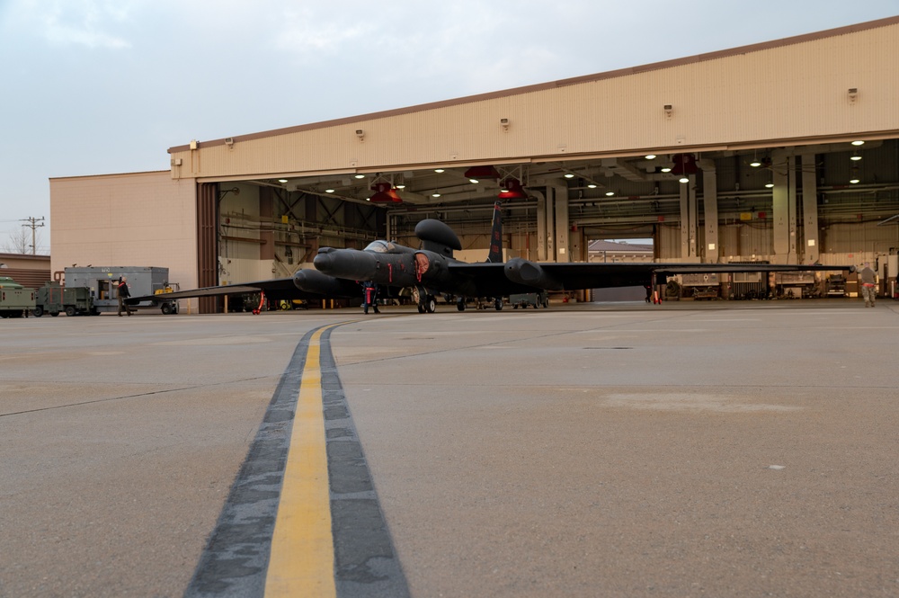 Maintainers help get U-2 back on ground