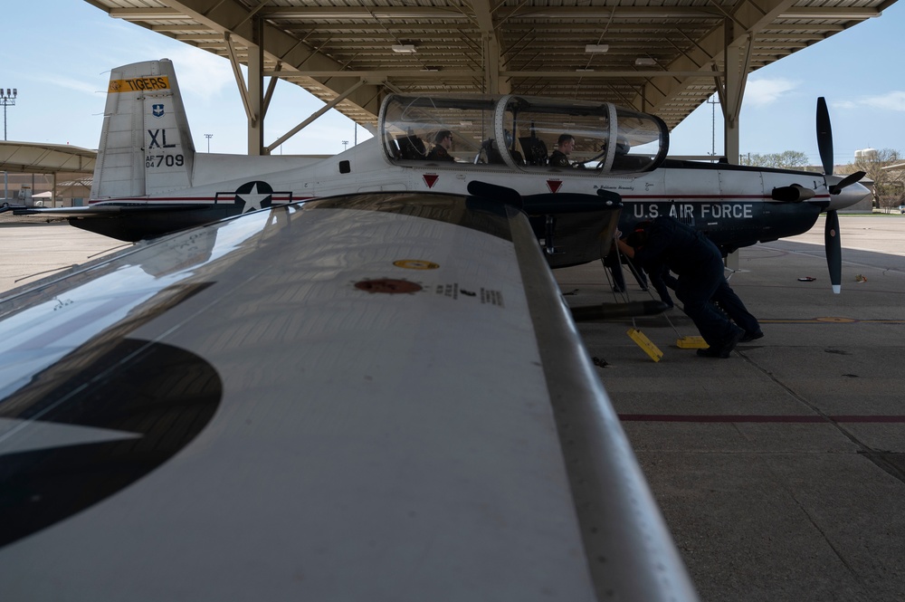 DVIDS Images A look a Laughlin maintenance teams [Image 4 of 7]