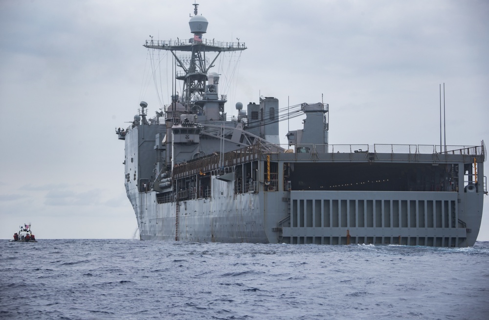 Reconnaissance Marines perform a VBSS exercise