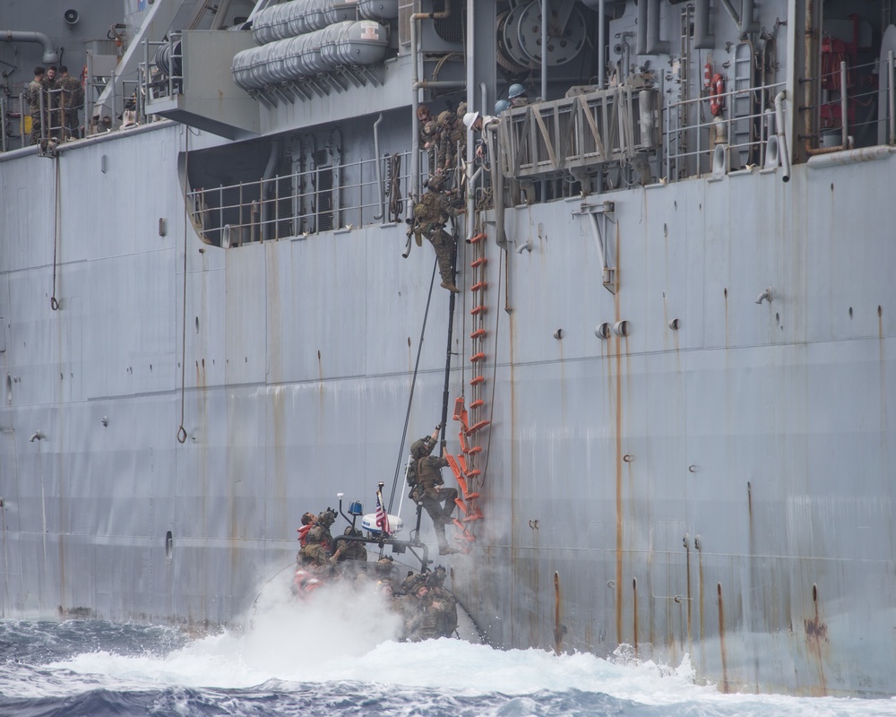 Reconnaissance Marines perform a VBSS exercise